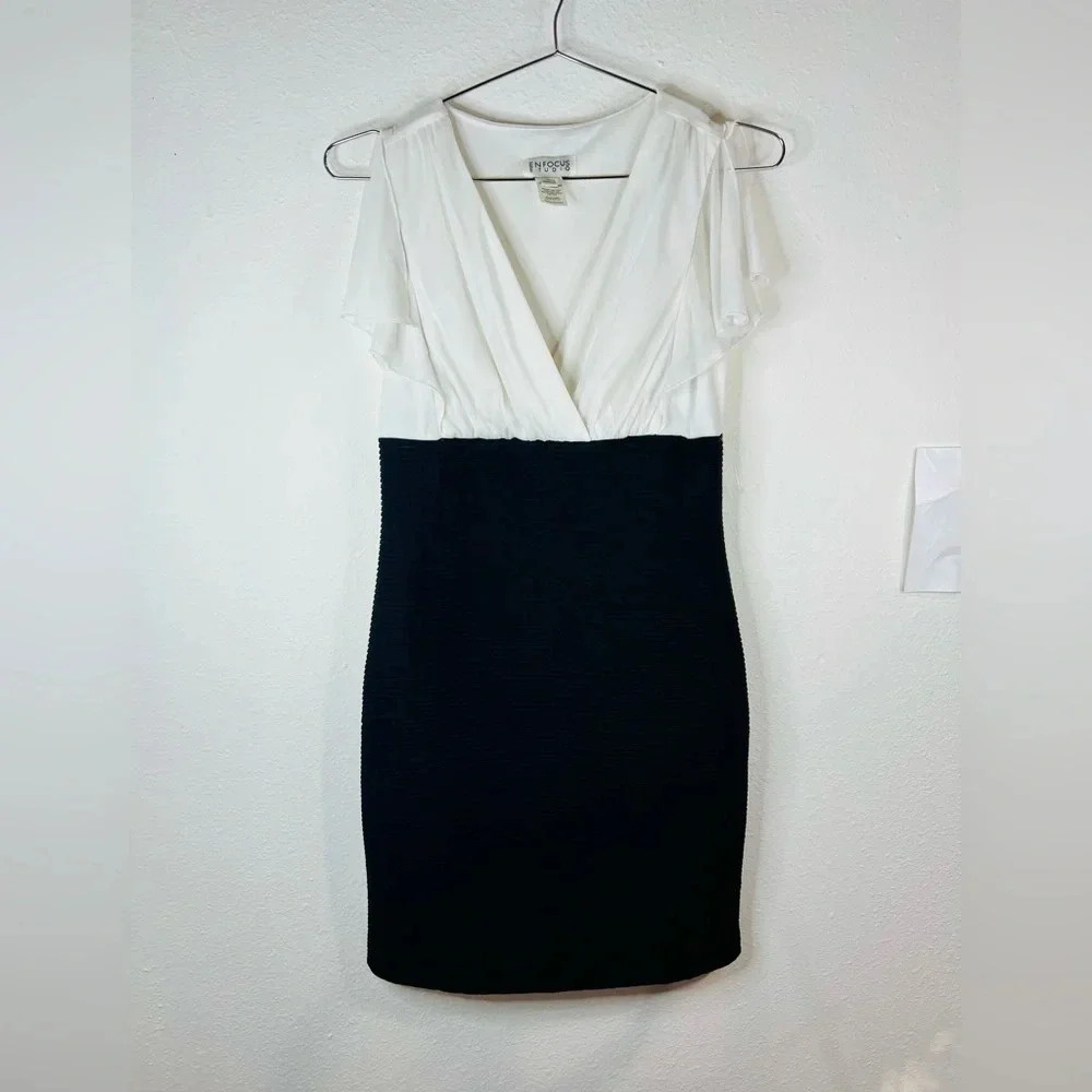 Enfocus Studio White and Black Sheath Dress with Ruched Top Open Ruffle Size 4